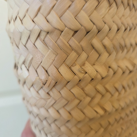 Elegant Tan Woven Tote Bag - Picture 3 of 3